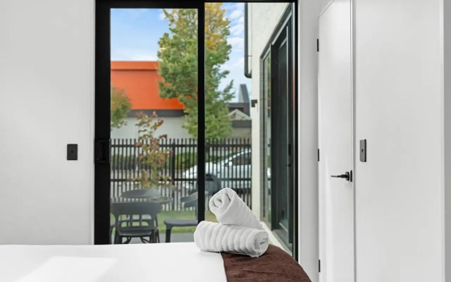 Deluxe Downtown Residence 3 Bed 3 Bath