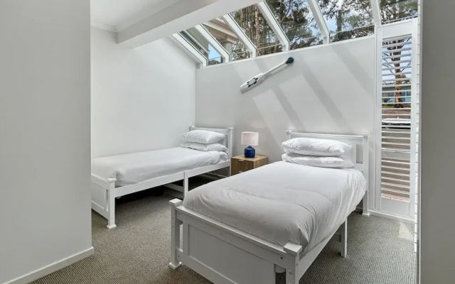 Spacious 4-bed Home With Coastal Charm
