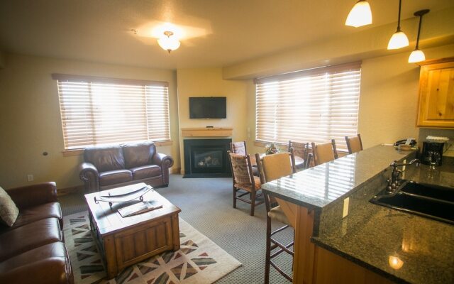 Silverado Lodge with Easy Pool Access by RedAwning