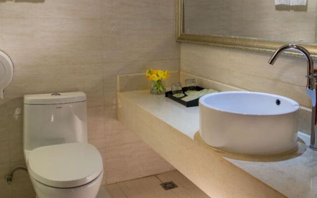 Vienna Hotel Shenzhen Pinghu Center Metro Station