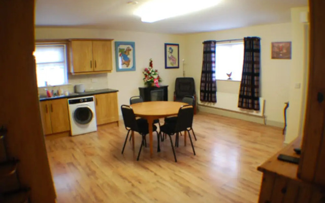 2 Bed Cottage - Sleeps 6 - Parking - Wifi