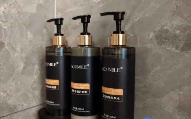 Waiting Hotel (Ruijin Hospital Dapuqiao Metro Station)