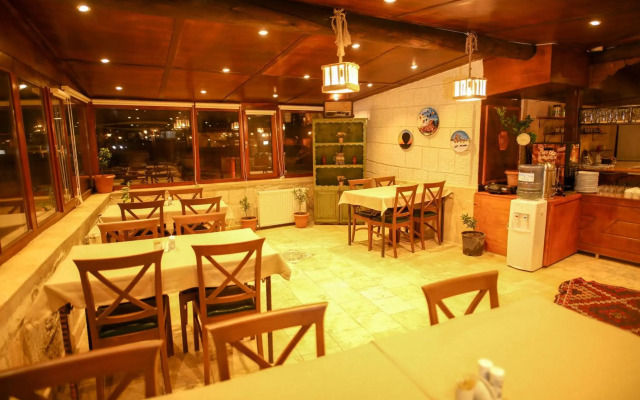 Bedrock Cave Hotel - Adults Only