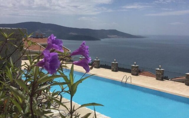 Aegean Cost Luxury 4-Bed Duplex or affordable