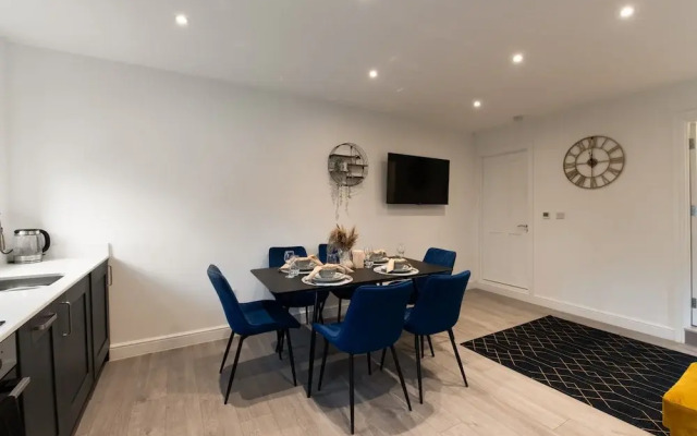 Woodside Park 3 Bedroom Apt with Parking