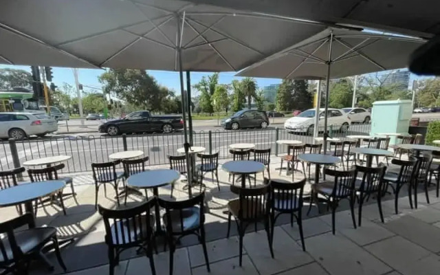 Spacious St Kilda Escape - Parking and City Views