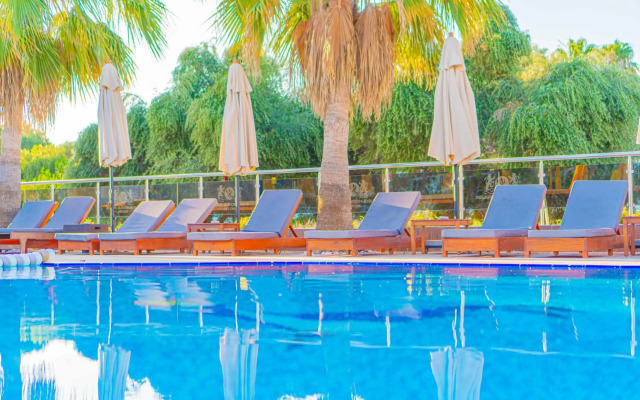Sayanora Hotel & Park