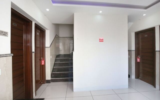 OYO 9420 Hotel Silver Palm