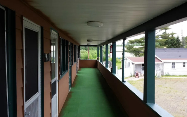 Bear Paw Inn