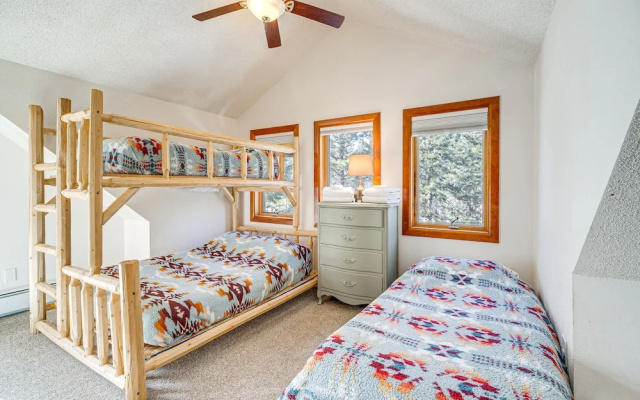 Woodland Park Chalet w/ Deck, Grill & Mtn Views!