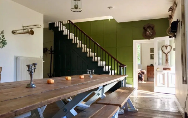 Manor House Moreton - Entire Holiday Home