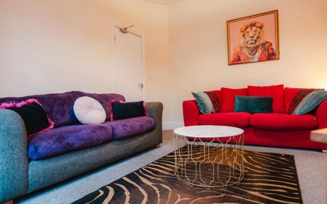 Gloucester-5 Bed Home for Work & Leisure