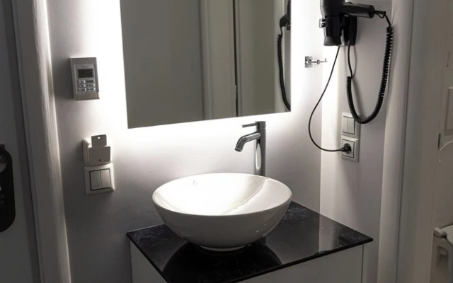 Angel Saranda Palace