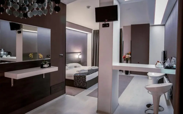 Hotel Idol