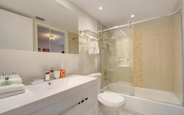 Renovated 2/2 Unit at Yacht Club/Aventura