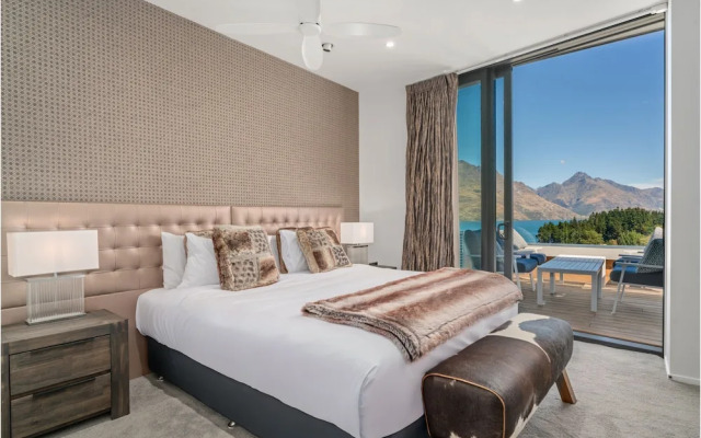 Chic Central Penthouse & Spa by Staysouth