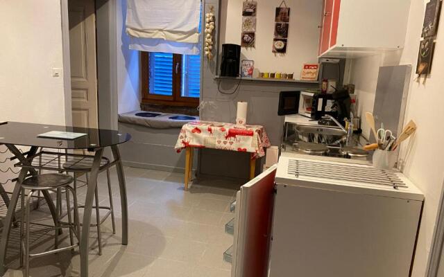 Les Volets Bleus (Adults Only)