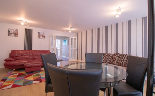 Charming 3-bed Apartment in Newcastle City
