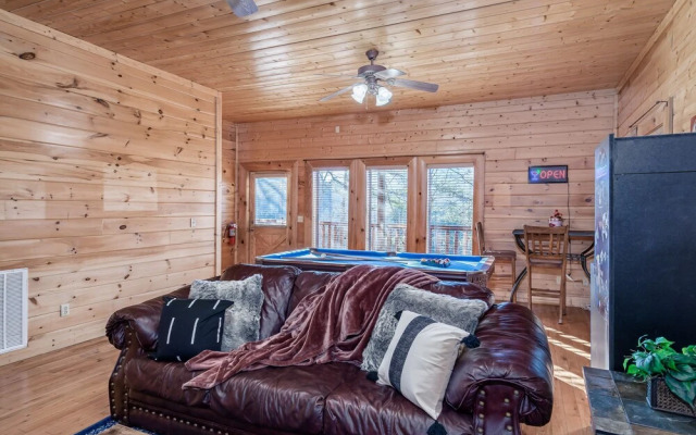Bear Vista Retreat w HotTub Pool View