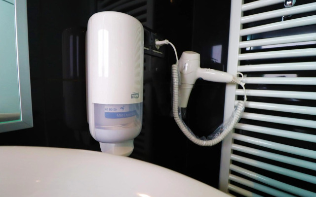 Naomi app,Netflix,between bus and train station