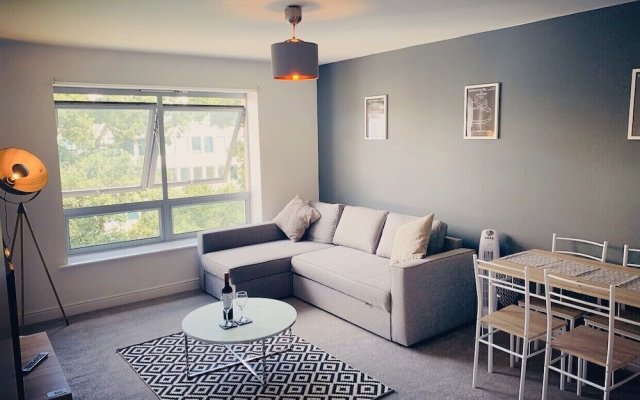 Zebra Serviced Apartments@Cove with FREE Netflix, Parking and Wi-Fi