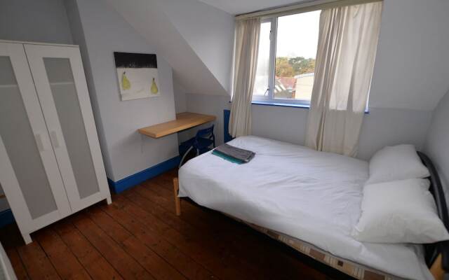 Alluring Holiday Home in Coventry near Herbert Art Gallery