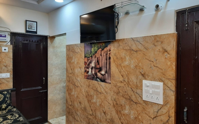 Couple Friendly Private Flat in Posh Lajpat Nagar