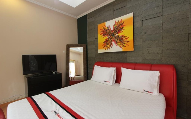 RedDoorz near Casa Grande – Guest Rooms – Sleman
