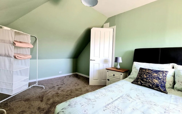 Bright 4 Bed Family Home by the Canal