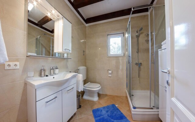Beachfront Luxury Villa w. Pool & Large Garden