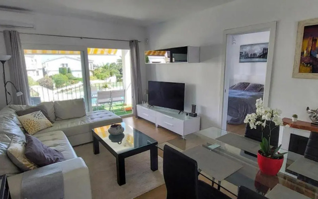Refurbished 2-Bed Apartment in El Paraiso Alto