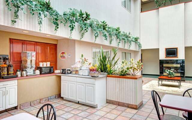 Super 8 by Wyndham Brockton