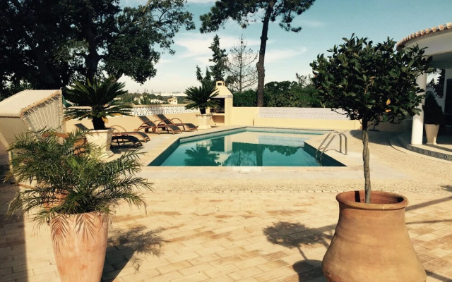 Villacasatulipa-sleeps4-garden-pool-bbq-ac