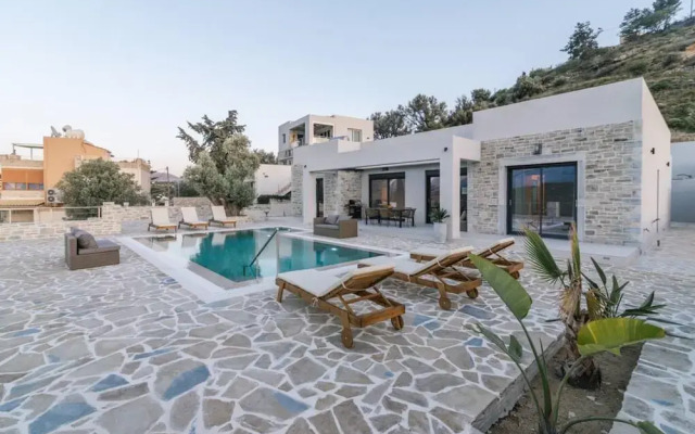 Villa Ida With Pool in Kamilari