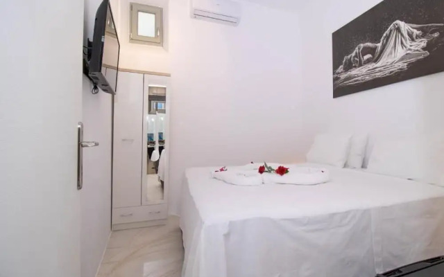 CAPRI Downtown Rooms