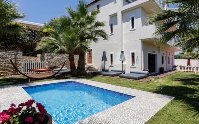Eva & Dimitrios Villas, By ThinkVilla