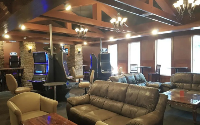 Twin Pine Inn & Suites