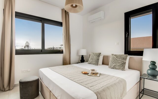 Sanders Only - Delightful 2-bdr Apt With Balcony