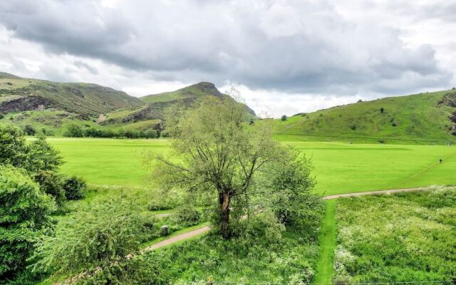 Luminous 1 Br Flat Close To City Centre, With Superb Views Of Arthurs Seat