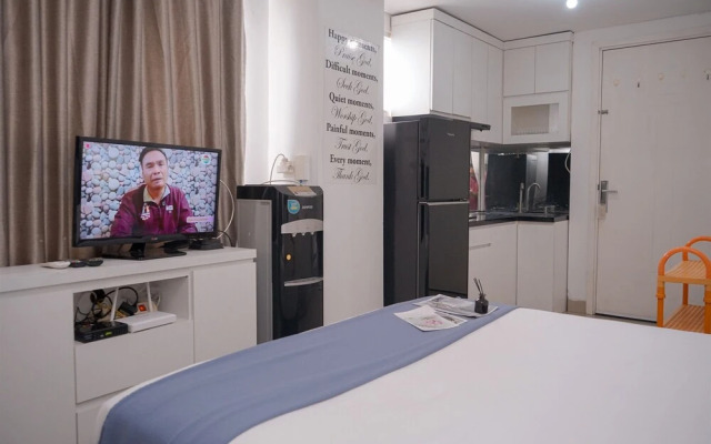 Comfortable and Warm Studio at Poris 88 Apartment