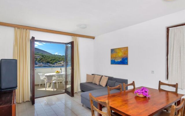 Apartment Cico Hvar/Pokrivenik 7177