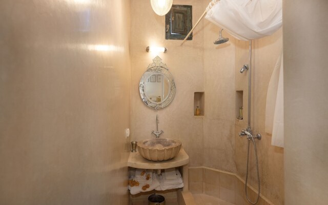 Riad Le J