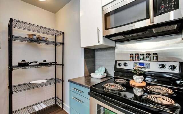 Newly Renovated - Spacious 1BR - Near Downtown