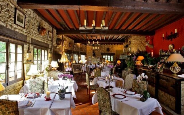 Logis Hostellerie de lAuberge de LÉtang Bleu