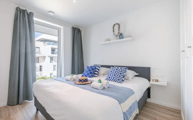 Beautiful Apartment With Pool Terrace and Parking