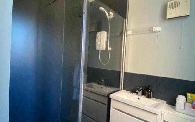 Harbour View & Beach 50m from doorstep!