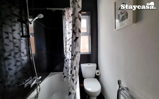 Beautiful 6-Bedroom House Manchester