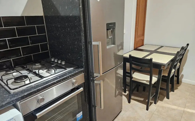 Mitcham Junction - 2 Bed Apartment - Sleeps 6
