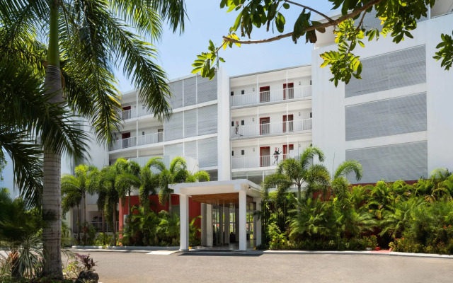 Grand Decameron Cornwall Beach, A Trademark All-Inclusive Resort