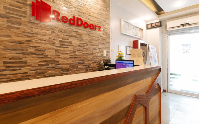 RedDoorz near Bambang Station